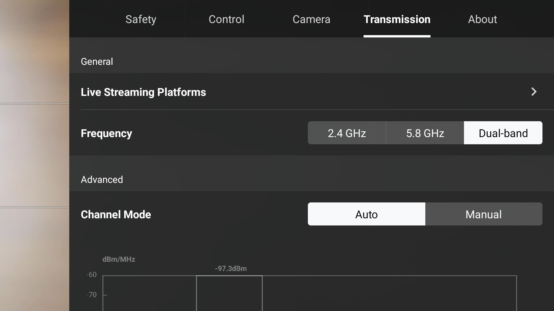 Ajustes de DJI Fly con la pestaña Transmission seleccionada y Live Streaming Platforms como primera entrada, con Camera como pestaña vecina
